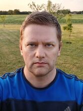 Käyttäjän <span class="sydan sydan-punainen sydan-raamit"><svg width="10"height="10"viewBox="0 0 1000 1000"xmlns="http://www.w3.org/2000/svg"><path d="M998,312C984,152,870,35,728,35C633,35,546,86,497,168C449,85,366,35,272,35C130,35,16,152,2,312C1,319-4,357,10,418C31,506,79,585,149,649L497,965L851,649C921,585,969,506,990,418C1004,357,999,319,998,312zM952,409C933,489,890,562,826,620L497,913L174,620C110,562,67,489,48,409C34,351,40,319,40,318V317C52,176,150,74,272,74C362,74,442,129,479,218L497,260L515,218C552,130,635,74,728,74C850,74,948,176,960,318C960,319,966,351,952,409z"/></svg></span> Thomas kuva